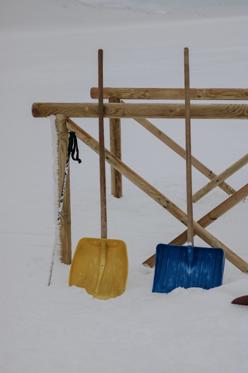 De sneeuwschuiver schuift de sneeuw weg